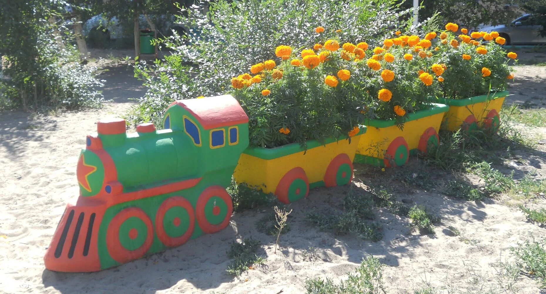 паровозики цветов. цветочная клумба паровозик. паровозики цветов. клумба паровозик из ромашково. паровозики цветов.
