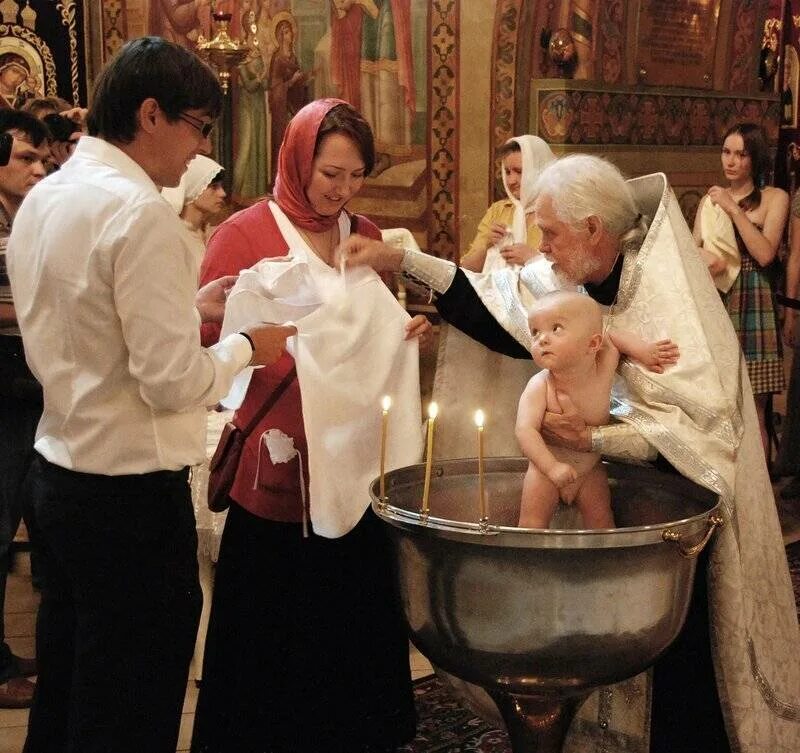 Крестят ли во время поста. Обряд крещения. Крестины ребенка. Обряд крещения в церкви. Крестины мальчика в церкви.