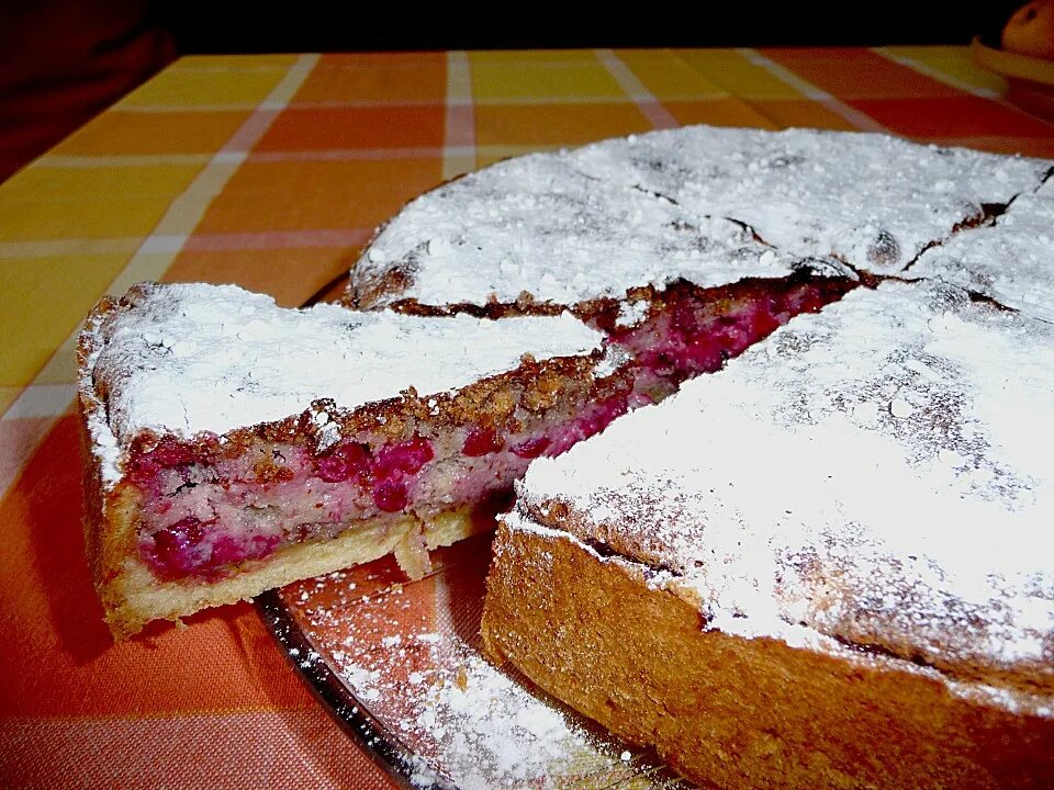 Пирог из замороженной смородины. Пирог со смородиной замороженной. пирог с чёрной смородиной замороженной. пирог с замороженной красной смородиной в духовке.
