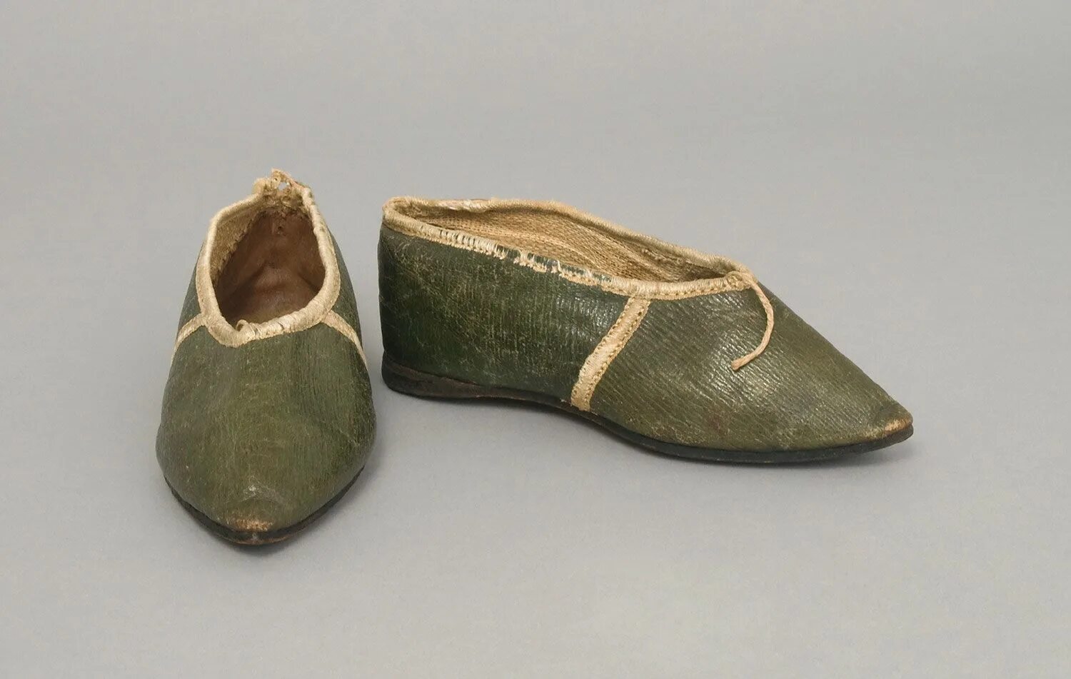 Виды обуви старые. Обувь крестьян 16-17 века. Обувь крестьян 16-17 века в Европе. Обувь Барокко 17 век Клюши. Ортопедическая обувь 19 век башмак Скарпа.