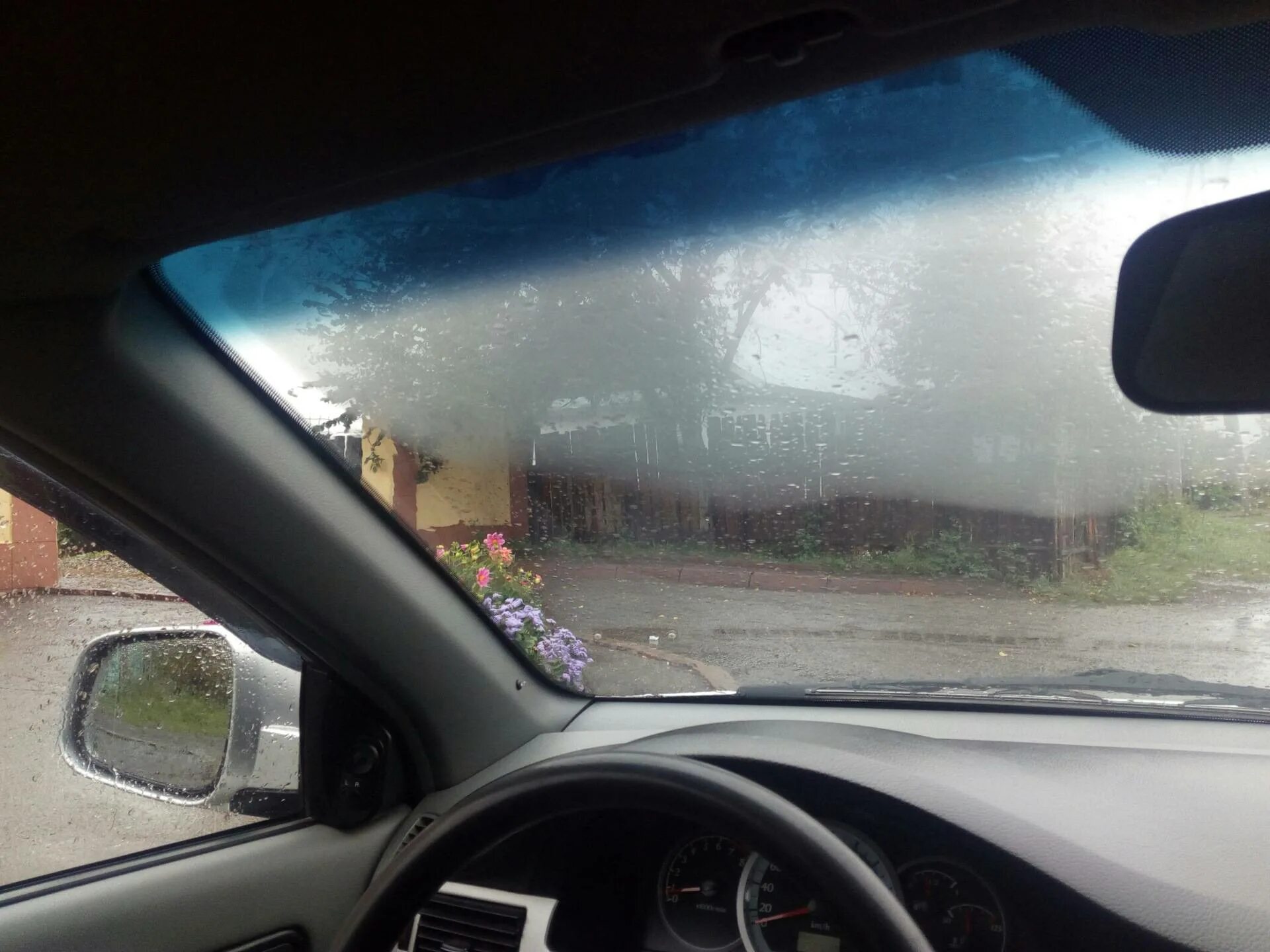 Окно автомобиля лобовое. Лобовое стекло внутри машины. Потеет лобовое стекло. Запотевшее лобовое стекло изнутри.