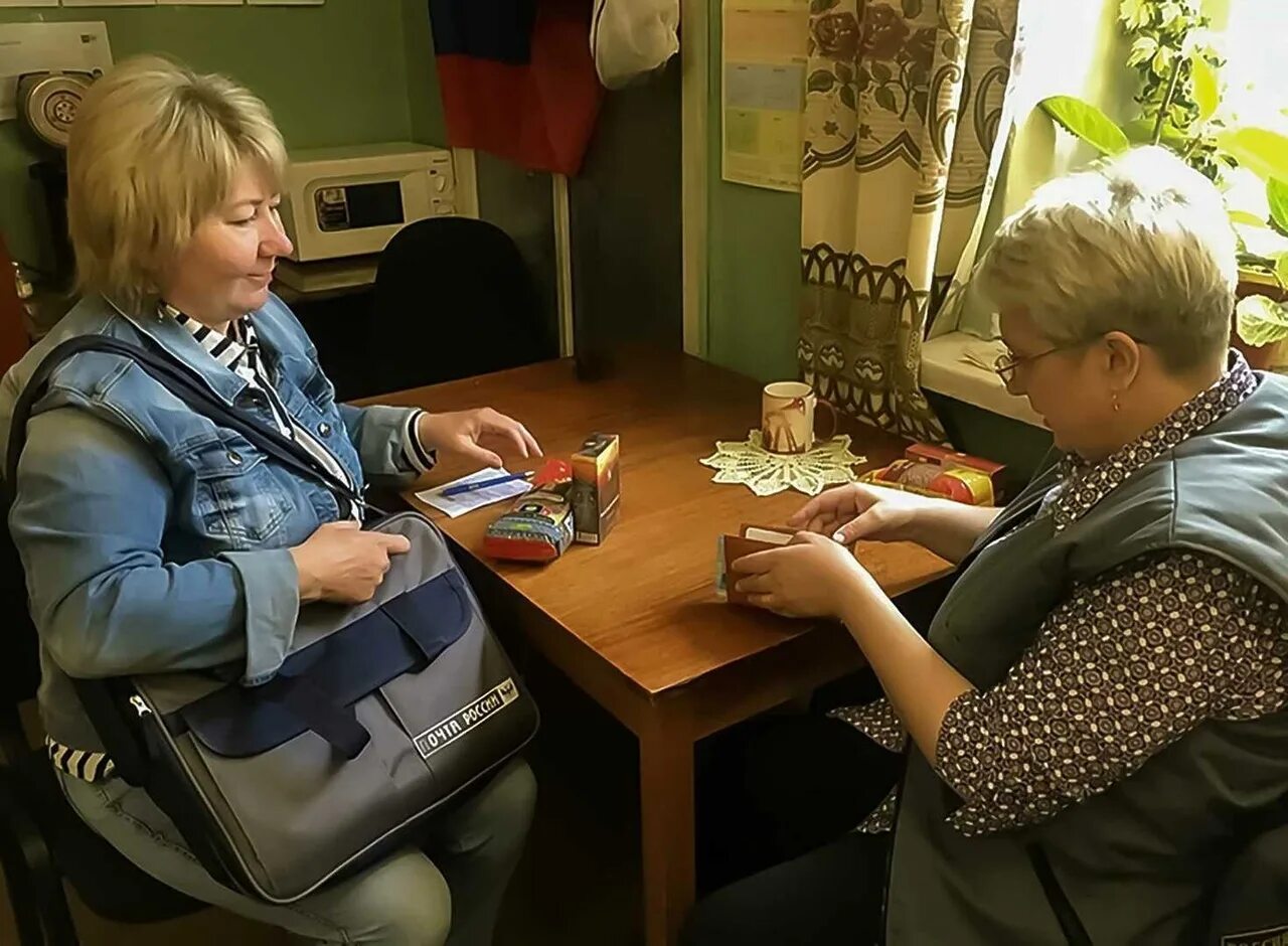 Почтальон доставляет пенсию. Женщина на почте. Работница почты. Пенсионеры в деревне. Почтальон 1 января.