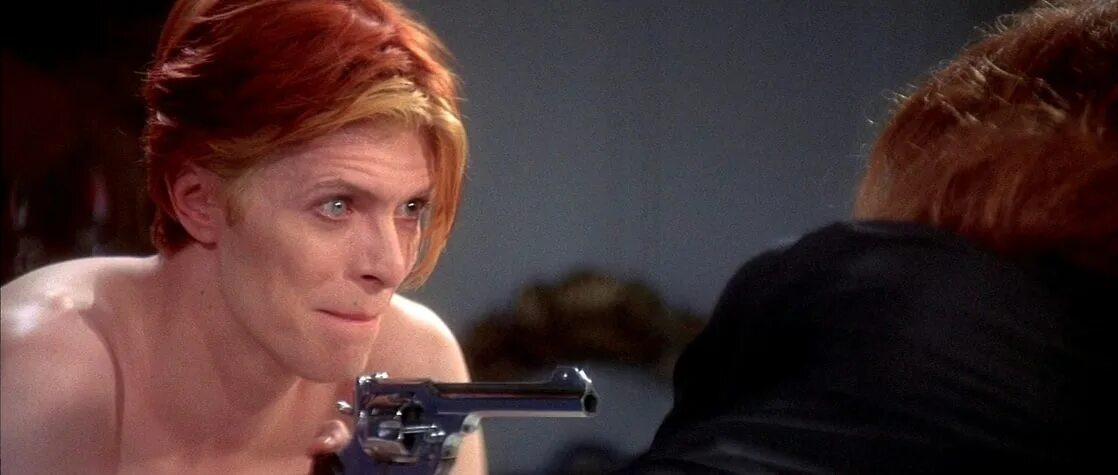David bowie человек который упал на землю. The man who fell to earth боуи. Дэвид боуи рыжий 1976. Дэвид боуи в фильме человек который упал на землю. The man who fell to earth 1976 фильм.