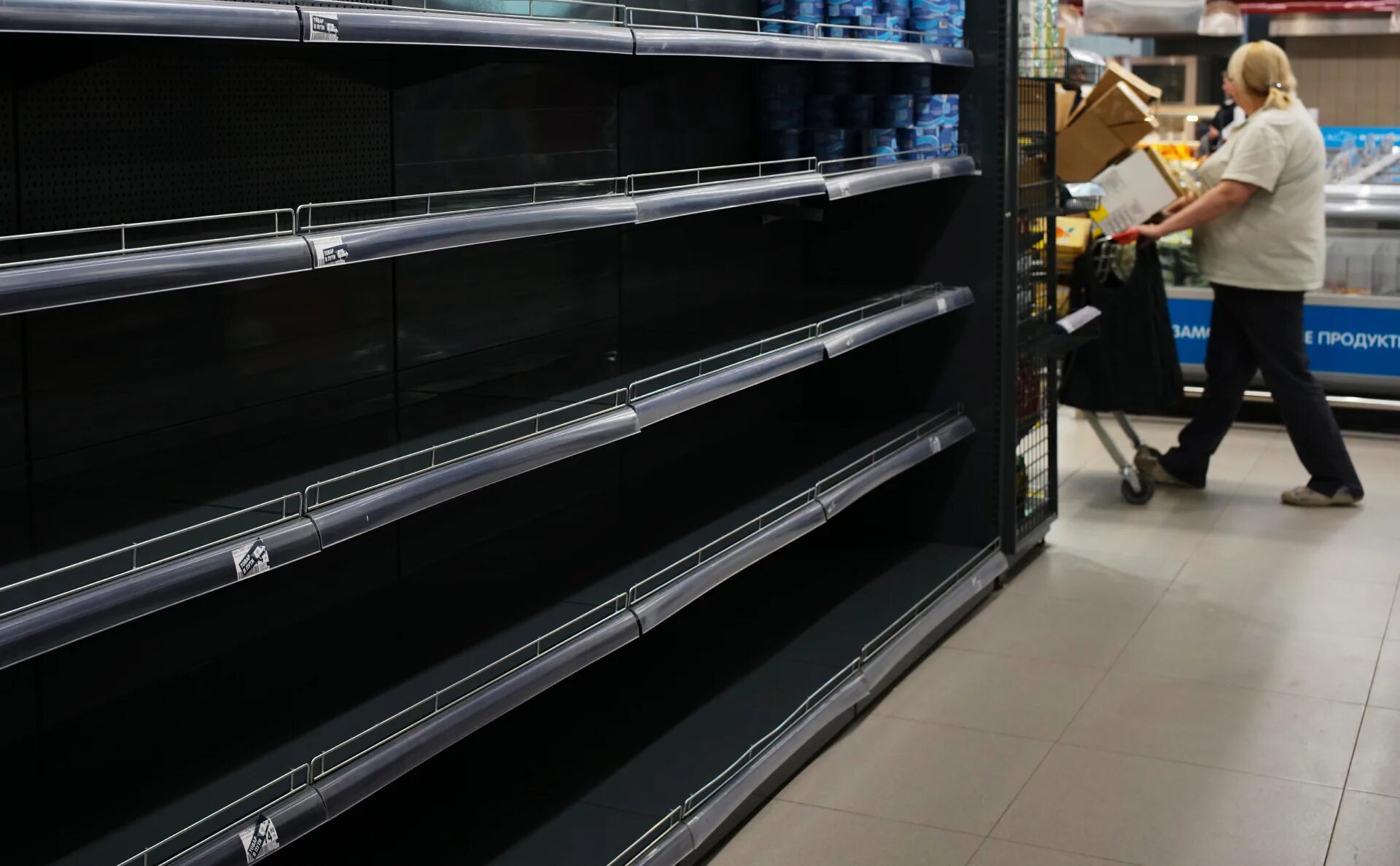 Пустые прилавки. Пустые полки в магазинах. Пустые полки. Полки магазина. Верный магазин пустые полки.