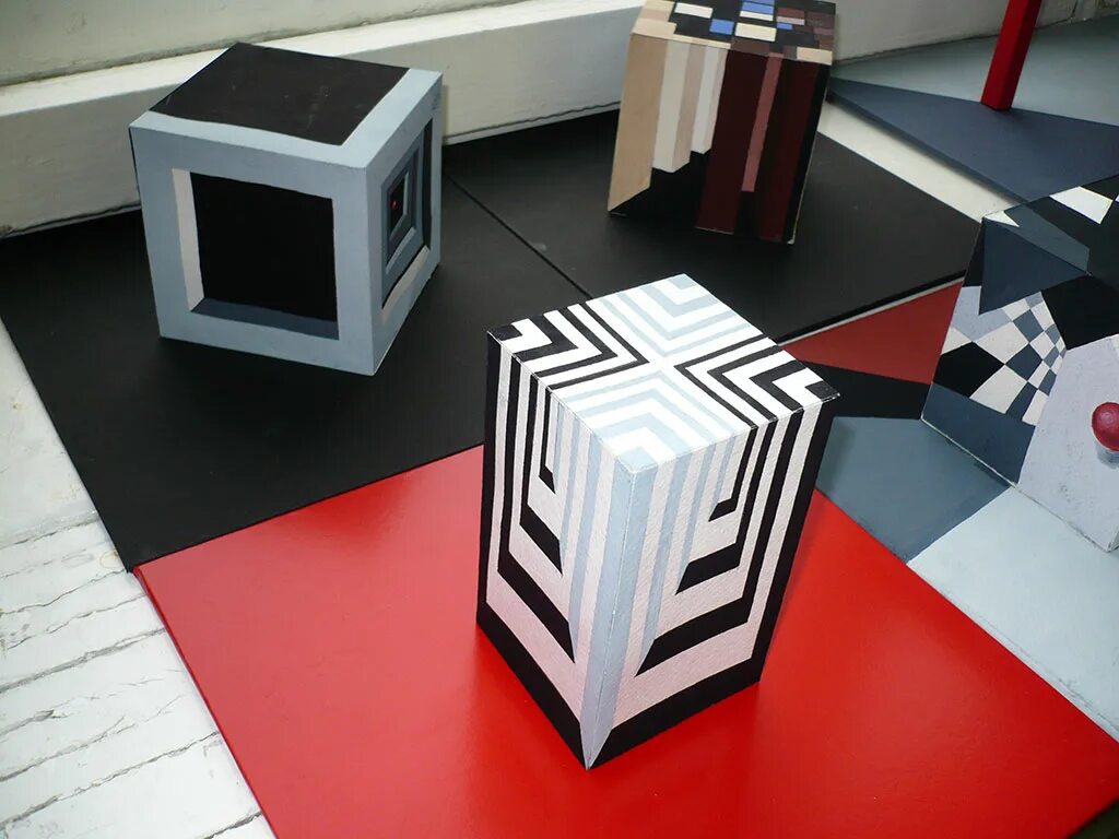 композиция на разрушение формы. объемная композиция в цвете. разрушение форм. разрушение форм. дизайнерский куб.