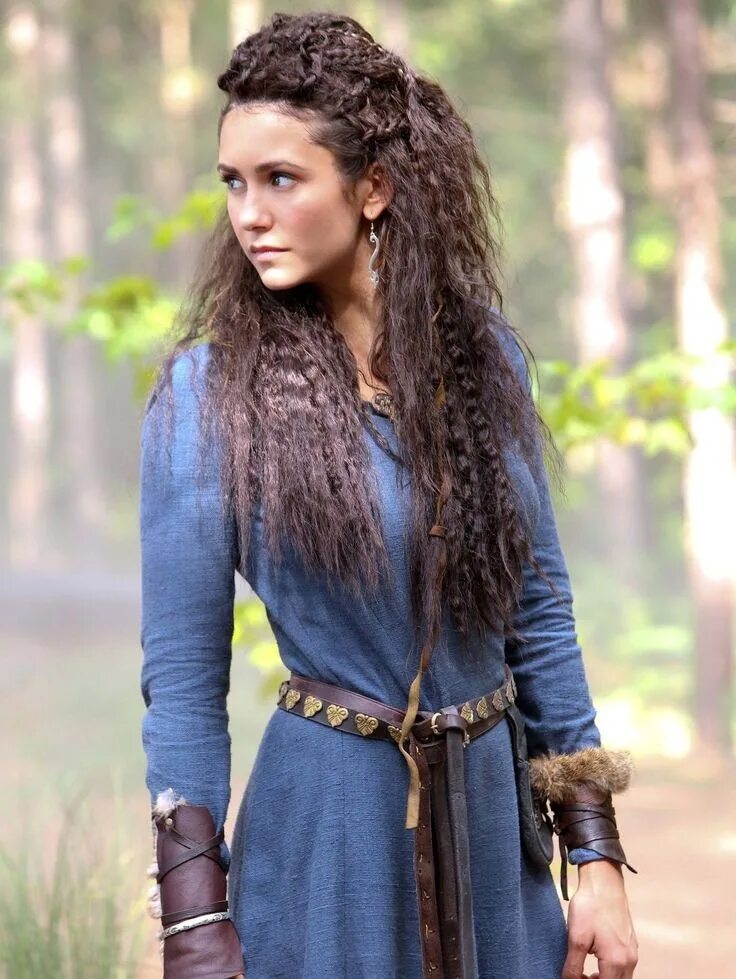 Татия петрова. Нина добрев в средневековом наряде. Дневники вампира елена кэтрин амара и татия. Дневники вампира елена кэтрин амара и татия. Татия из дневников вампира.