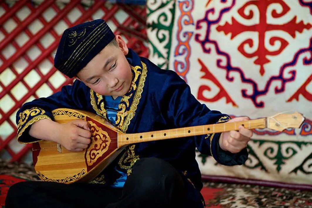 девушка казашка под гитару. казахи современные. традиционная музыкальная культура казахов. казахский музыкант. казашка домохозяйка.