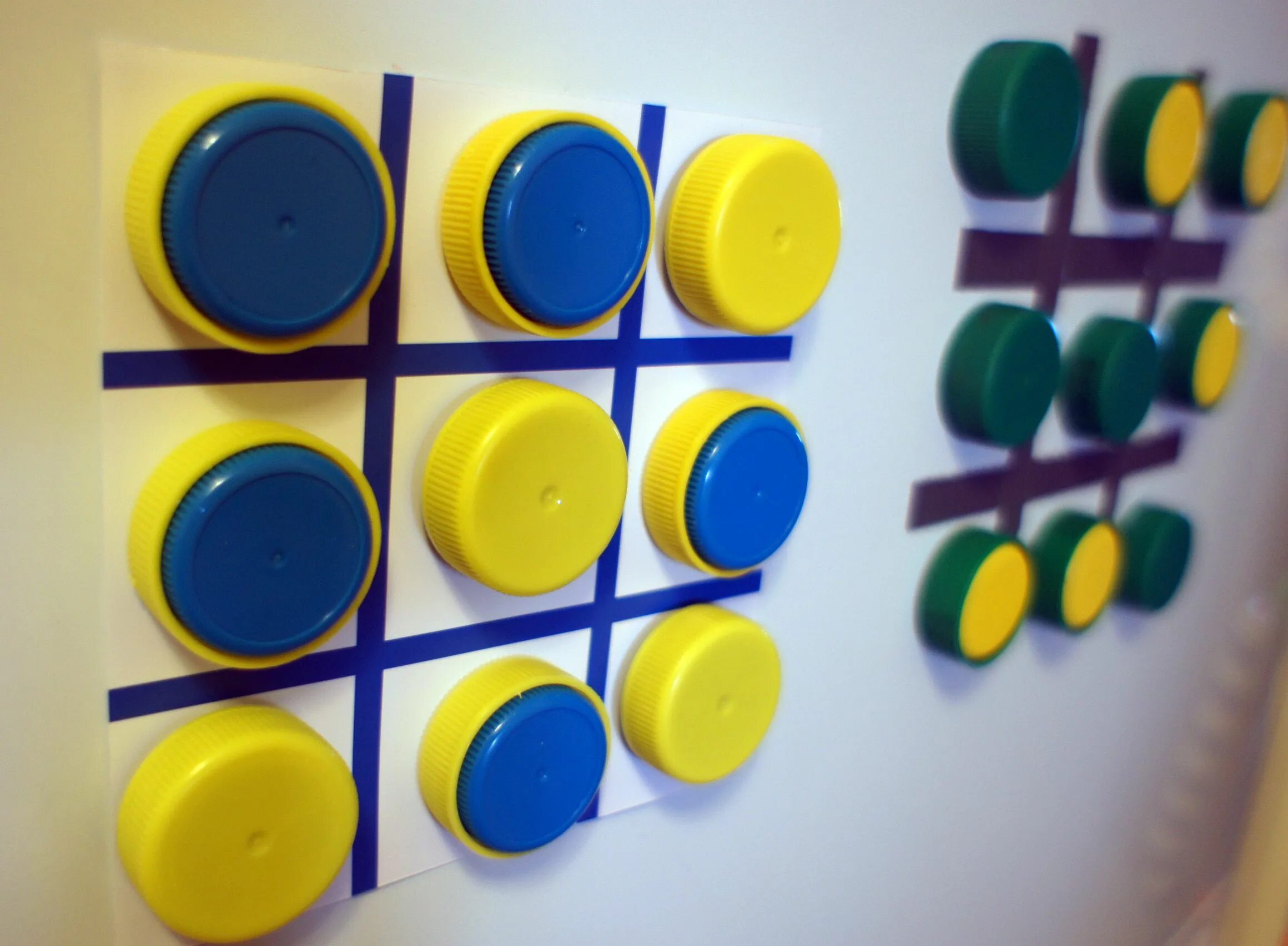 развивашки для детей своими руками. игра своими руками из крышек. развивашки с крышками от бутылок. сенсорные игры для детей. развивающие игрушки из крышек.