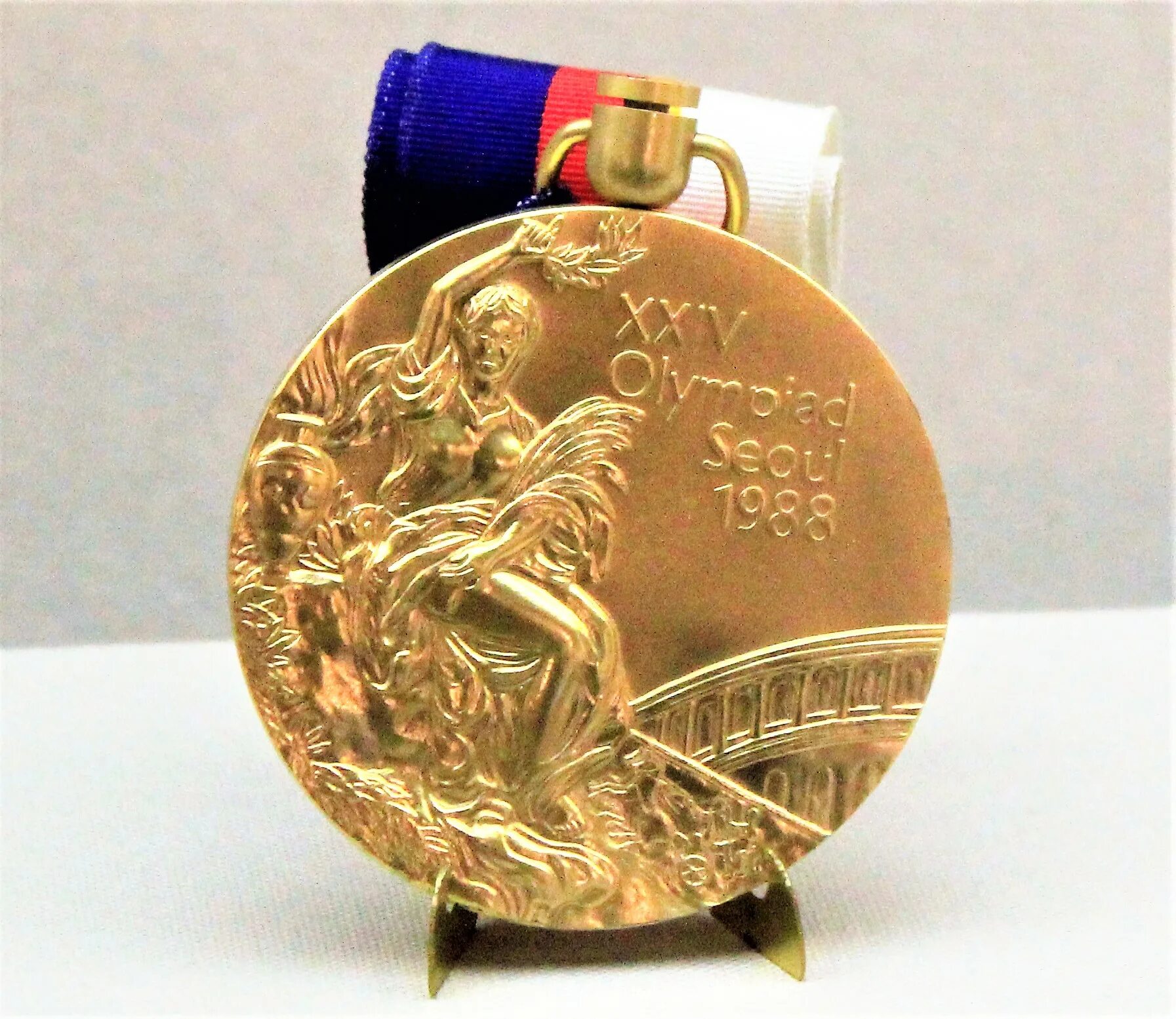 Olympic gold medal. Золотая медаль Сеул 1988. Олимпийская медаль 1988. Золотая медаль олимпиады Мюнхена 1972. Золотая медаль олимпиады в Сеуле 1988.