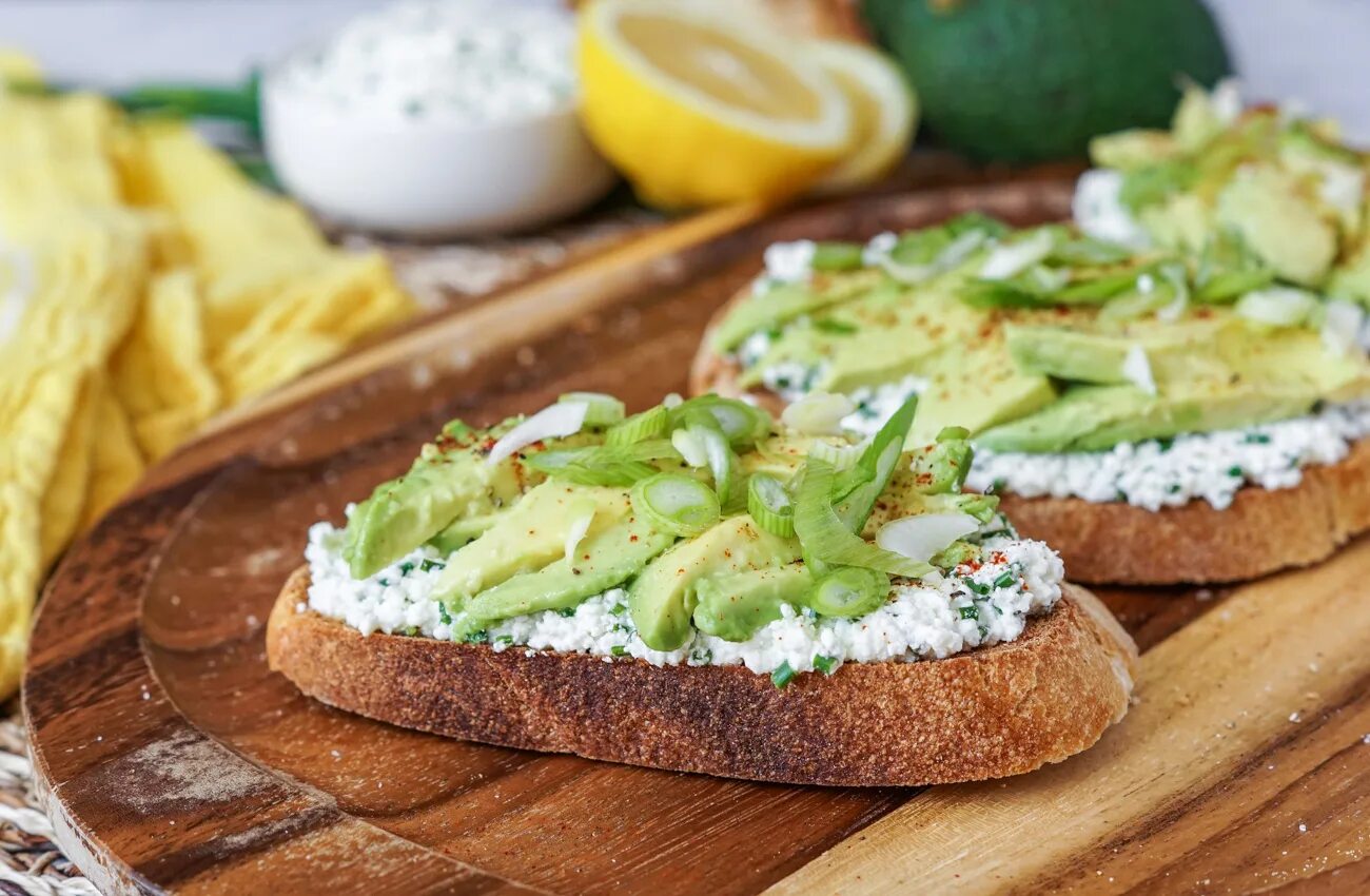 сэндвич с моцареллой и гуакамоле. авокадо бутеры с авокадо. бутерброды с авокадо и творожным сыром. тост с авокадо. авокадо рецепты на хлеб.