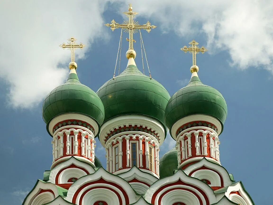 Храма был один из самых. Собор святой троицы зеленый купол. троицкий собор с зелеными куполами. зелёные купола православного храма посвящены. храм с зеленым куполом донецкая область.
