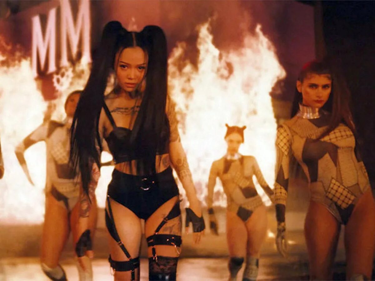 Рианна следгехаммер. Клип жизнь. Успенская клипы. Ярослав дронов народный артист. Лазарев клип breaking away.