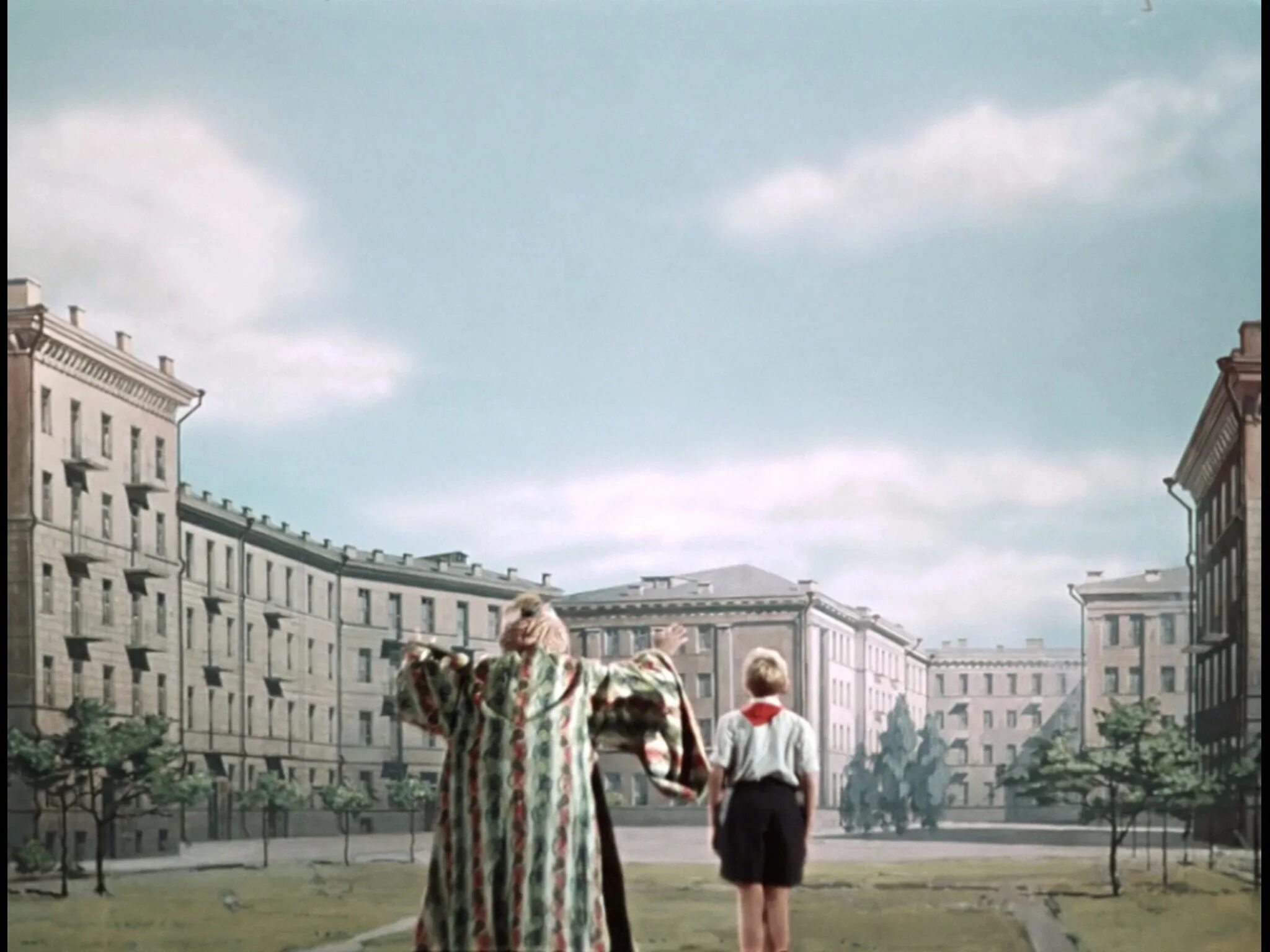 В каком городе снимали старик хоттабыч. Старик хоттабыч фильм 1956. старик хоттабыч фильм 1958. старик хоттабыч фильм 1956 черно-белый. старик хоттабыч дворец.