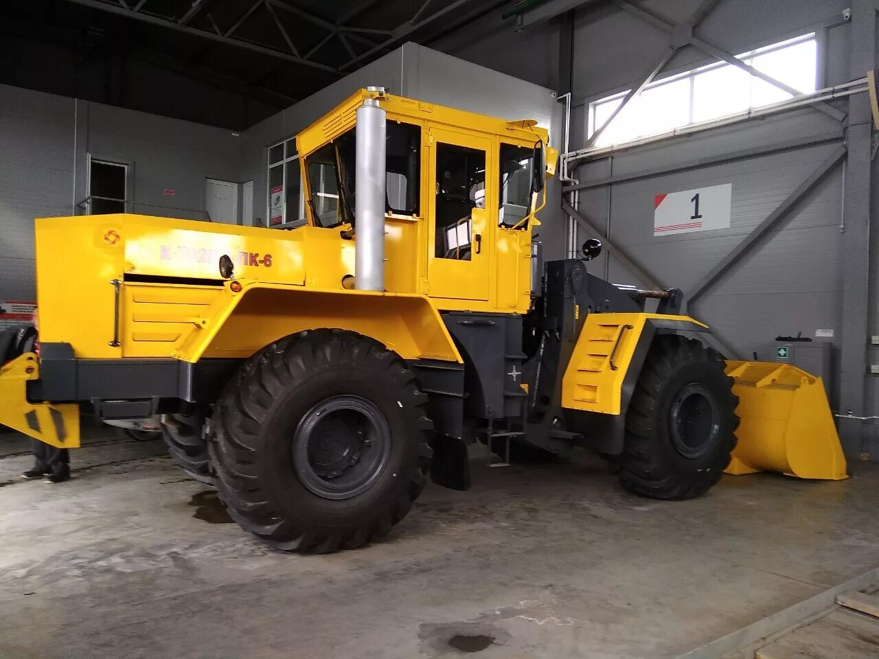 Удм авто. Кировец к-708удм. Погрузчик Кировец к 708удм. Трактор к 702 Удм. Трактор Кировец к 708 Удм.