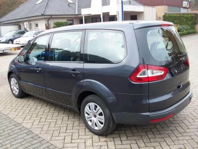 Ford galaxy 2007. Форд галакси 2. Минивэн золотого цвета минивэн золотого цвета. Форд минивэн 2007 года. Ford galaxy 2007.