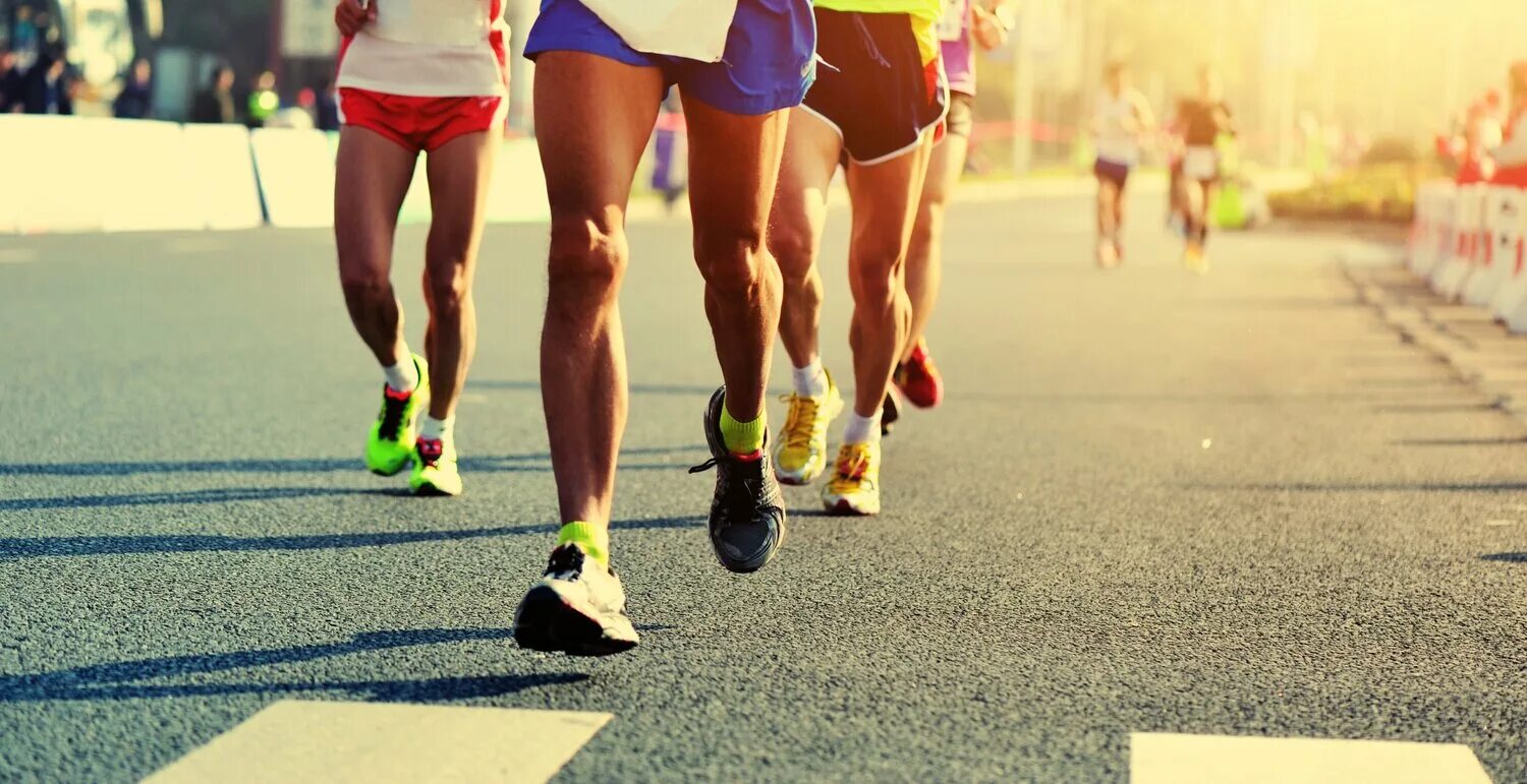 Спортивный марафон. Спортивный забег. Легкая атлетика марафонский бег. Марафон забег. Спорт бег.