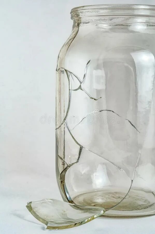 Разбитые банки. Стеклянная ваза с трещинами. Разбитые стеклянные банки. Разбитая стеклянная банка. Стеклянная банка разбилась.