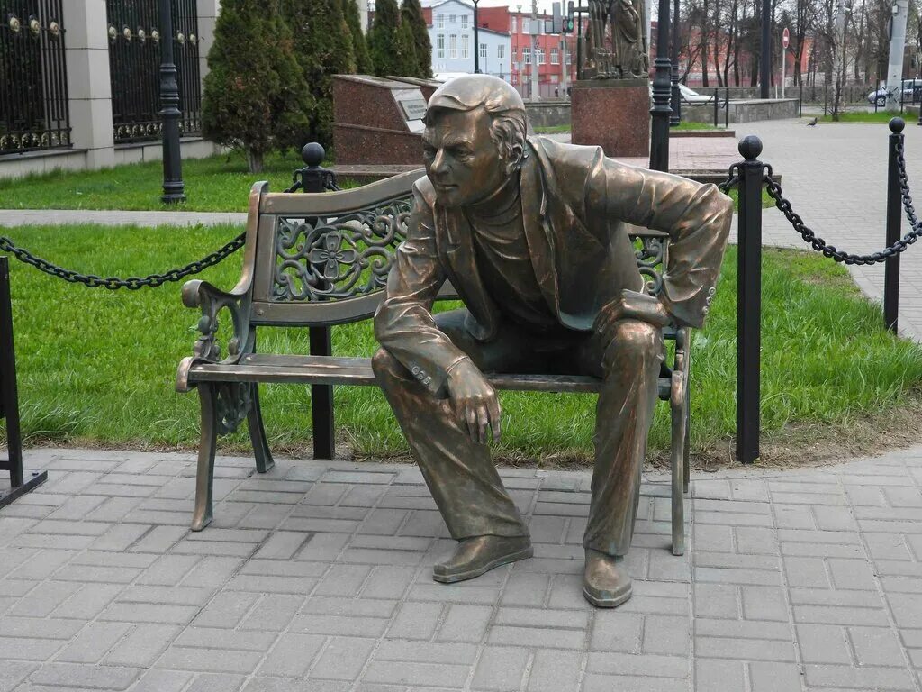 Крылов юрий викторович скульптор. Маленькие скульптуры в туле. Тула скульптура тульское чаепитие тула. Памятник чаепитие в туле. Уваркин юрий алексеевич скульптор тула.