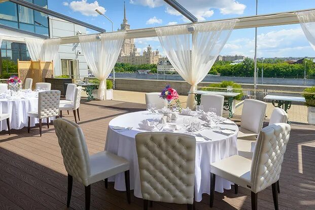 Цмт веранда свадьба. Веранда цмт москва. Crowne plaza веранда. Летняя веранда цмт ресторан. Веранда цмт выездная церемония.