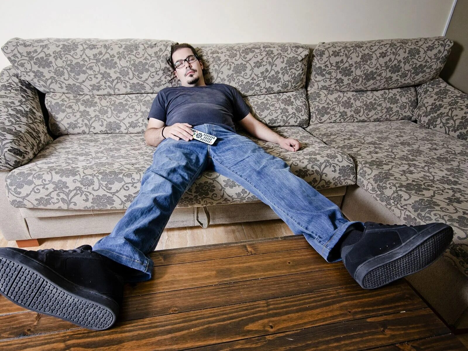 Почему сидят дома. Девочка за ноутбуком. Почему сидят дома. Сиди дома картинки. Мужчина в доме!.