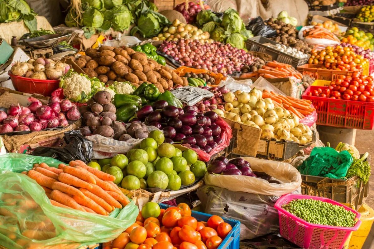 Овощи и фрукты на рынке. Овощи на рынке. Фруктовый рынок. Прилавок с овощами и фруктами.