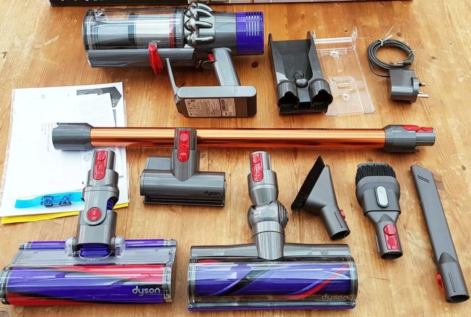 Пылесос Dyson Cyclone v10. Пылесос Dyson v10 absolute. Dyson Cyclone v10 absolute. Дайсон в10 Абсолют.