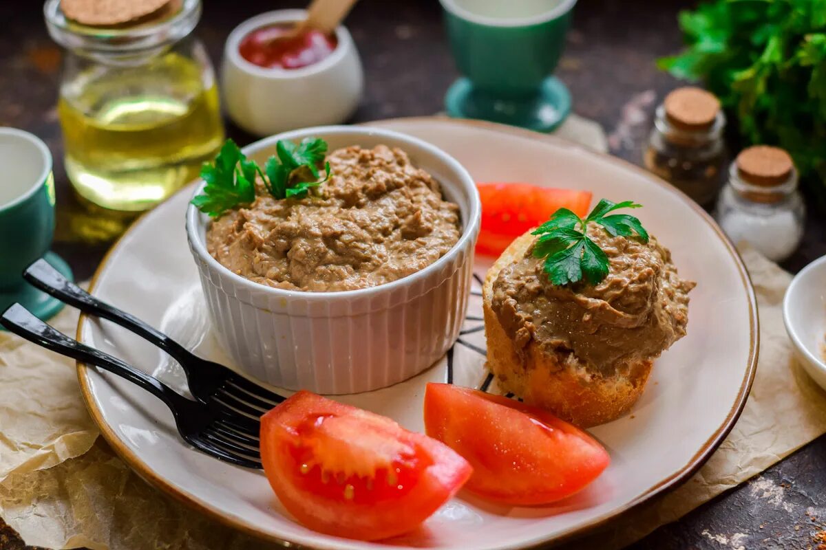 Паштет из печени дома. Печёночный паштет из куриной печени. Паштет из куриноной печени. Паштет из утиной печени. Домашний паштет из куриной печени.