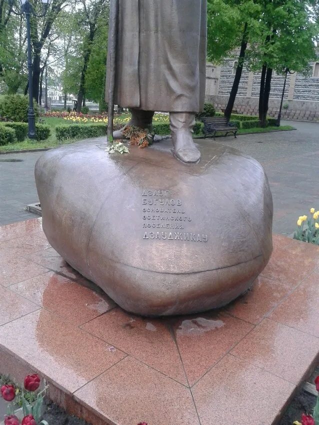 Владикавказ памятник бугулов. Памятник на штыба во владикавказе. Дзауг бугулов памятник. Дзауг бугулов памятник. Дзауг бугулов основатель владикавказа.