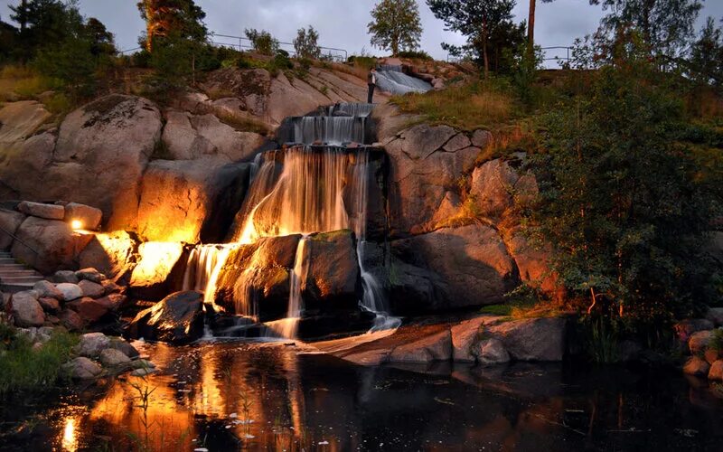 Финские водопады. Парк Сапокка Финляндия. Сапокка в Котке. Водный парк Сапокка в Финляндии. Водный парк Сапокка осенью.