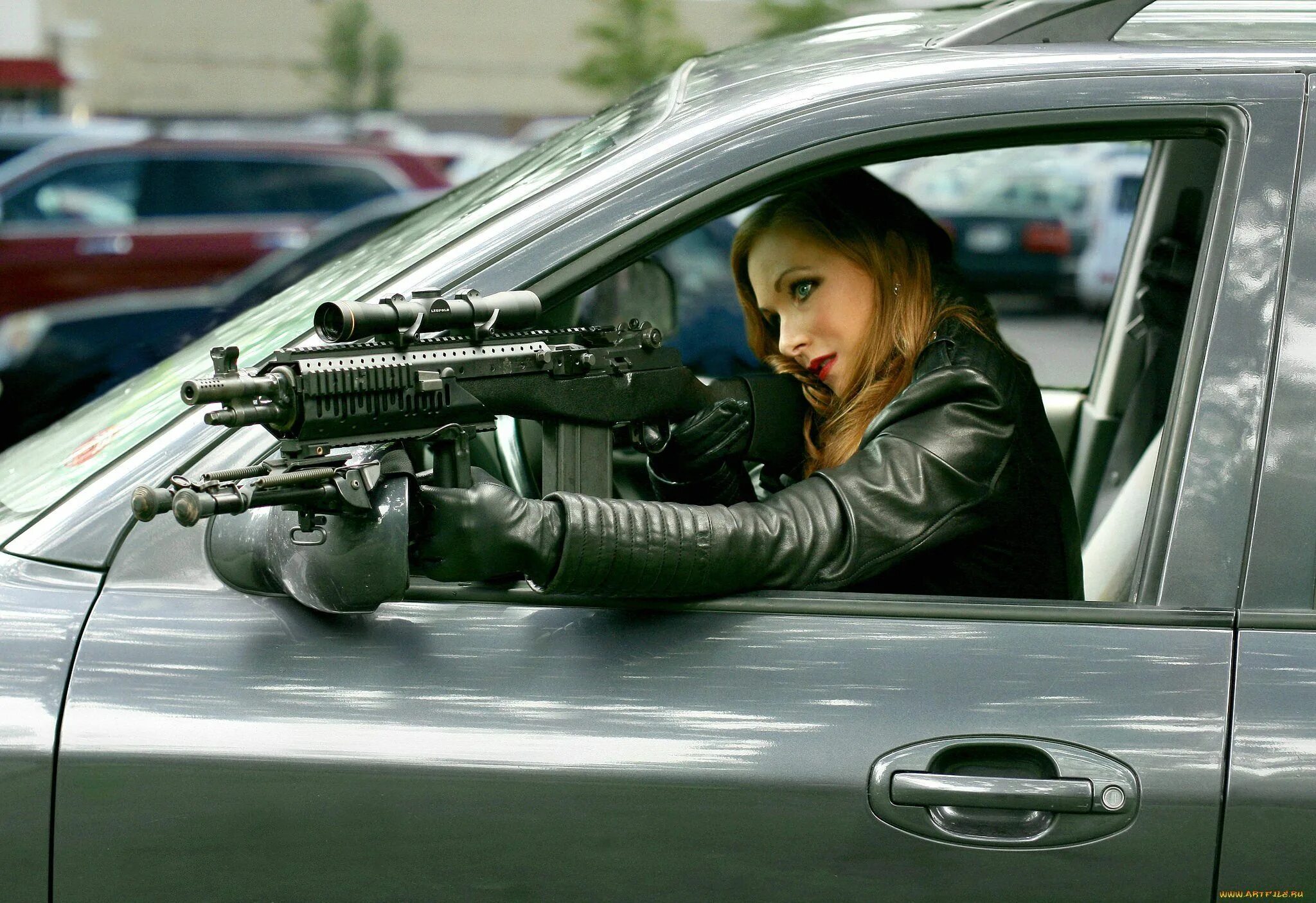 Машины едут и стреляют. Heather hitwoman. Девушка с оружием. Автомобиль с оружием. Девушка с пистолетом.