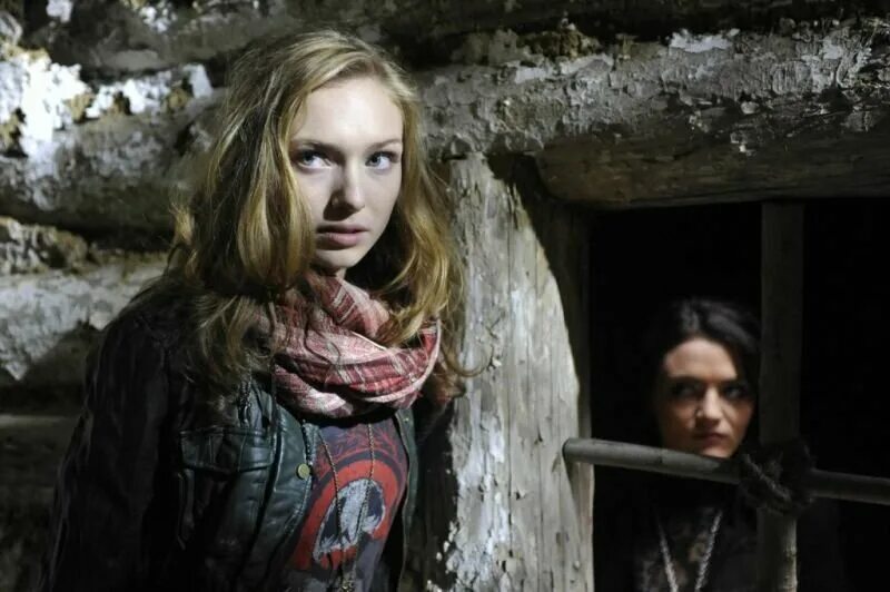 мистическая деревня. зловещие мертвецы хижина фильм. мрачный дом. страшный деревенский дом. триллеры германия.