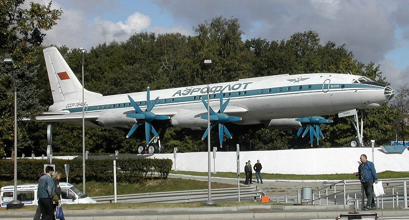 Самолет стоит на месте. Самолет стоит на месте. Самолет и аэропорт. Самолет стоит. Малая гражданская авиация.