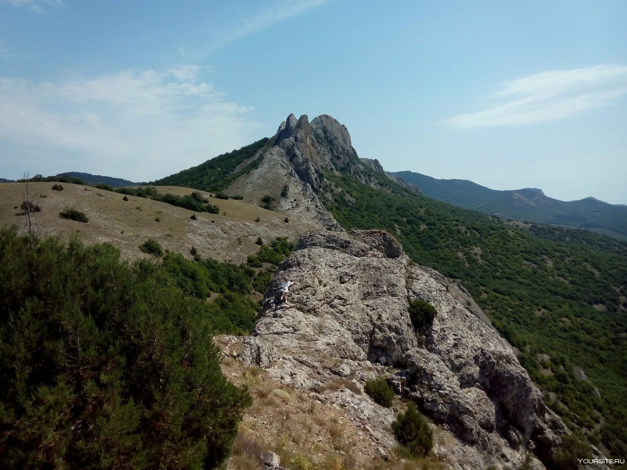 Следы машинной обработки скал. Белая скала крым фото. Раскол камня. Следы древних цивилизаций. След скала.
