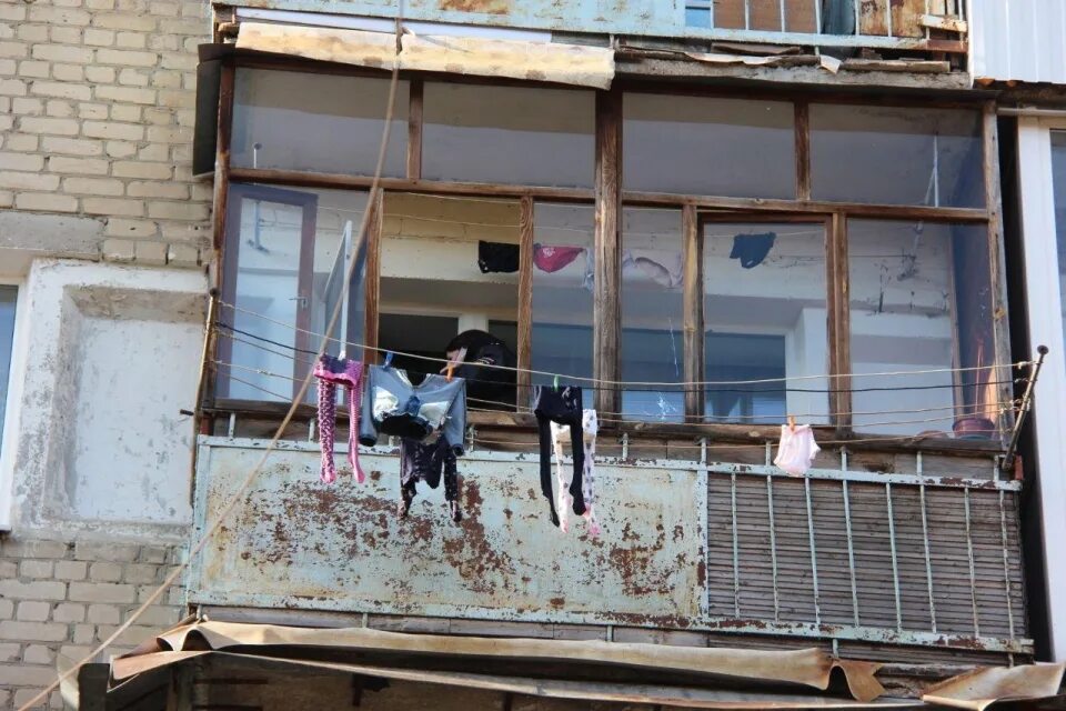 Ваня поднялся с первого этажа на четвертый. Женщина выкинула из окна двоих детей. Мать выбросила двоих детей из окна.
