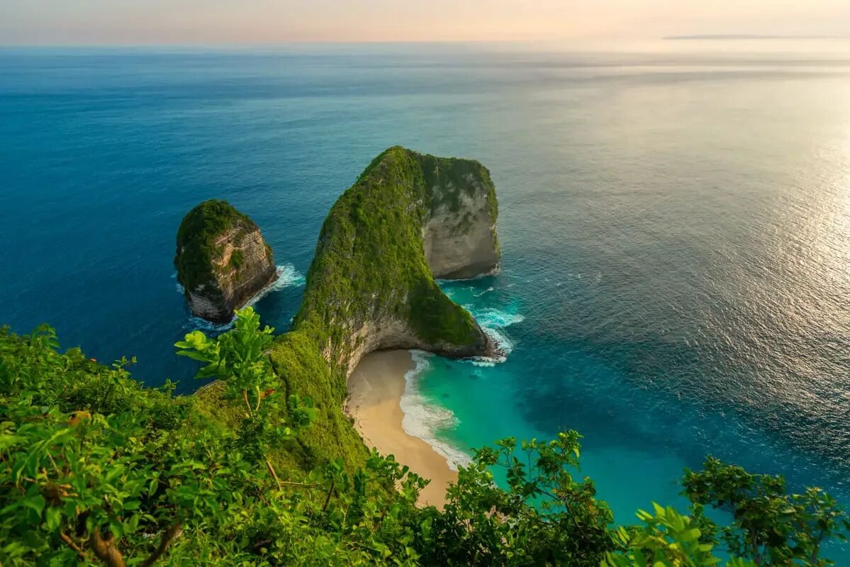 Kelingking beach. Нуса пенида бали. Kelingking beach. Остров нуса пенида бали фото. Нуса пенида бали.