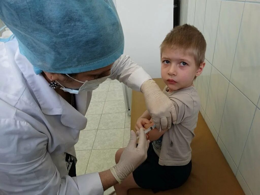 Реакция на прививку от энцефалита у взрослых. Вакцинация энцефалит. клещевой прививки детям. иммунизация детей от клещевого энцефалита. прививка от клещевого энцефалита детям малышам.