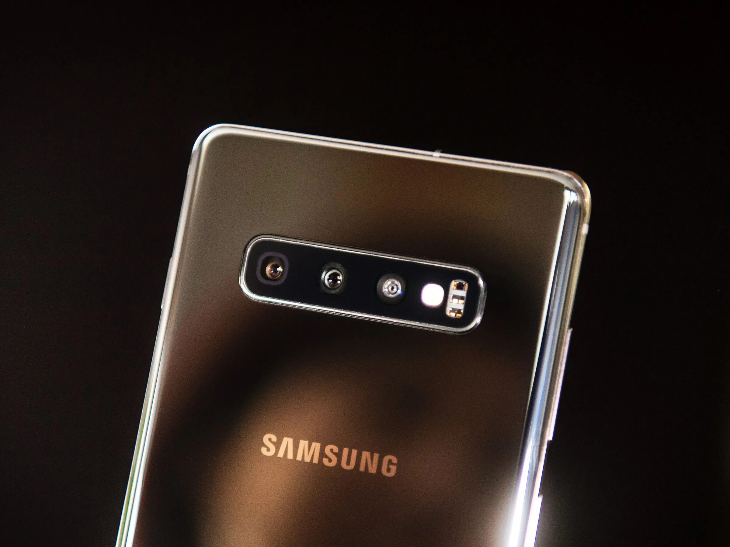 Samsung s10. Samsung Galaxy s10+. Samsung s10 Gold. Samsung Galaxy s10 разъем. Самсунг последние модели фото