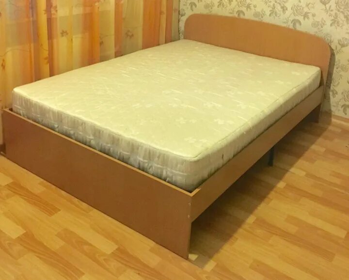 Продажа бу кровати. Кровать двуспальная с матрасом. Кровать полуторка с матрасом. Кровать двуспальная без матраса. Советская двуспальная кровать.