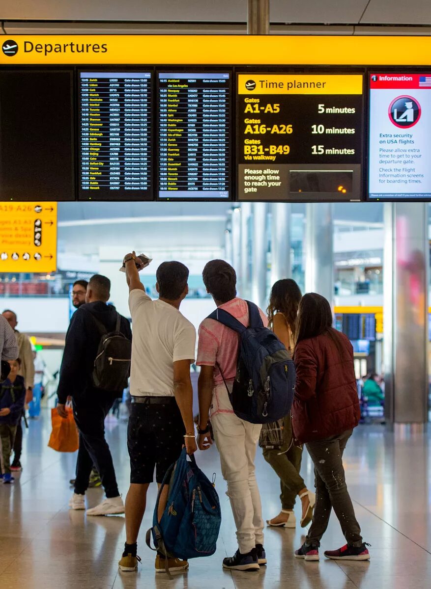 Лондон аэропорт табло вылета. Аэропорт departure. Задержка рейсов. Задержка вылета. Табло аэропорта.