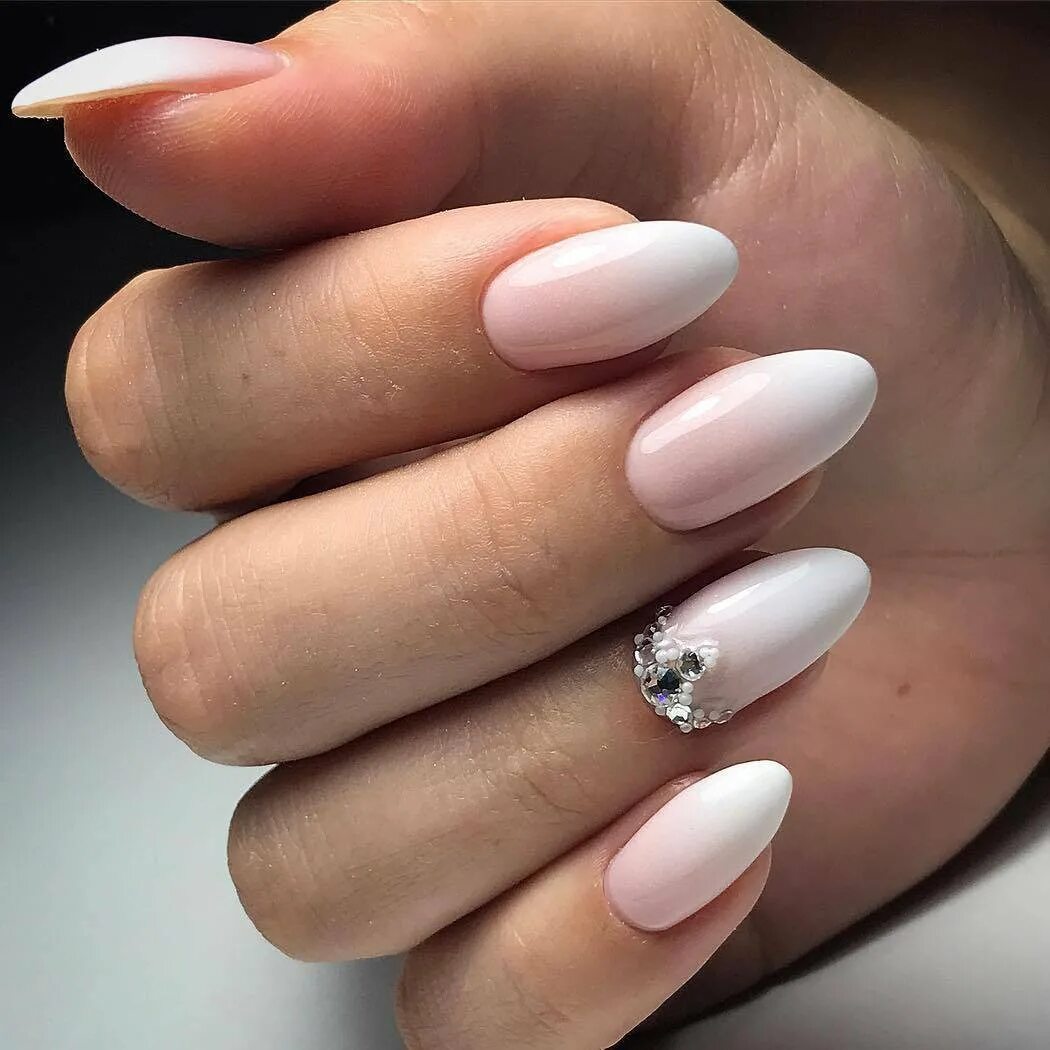 светлый маникюр на миндальную форму. светлый маникюр на миндальную форму. нюдовый свадебный маникюр миндаль. светлый маникюр на миндальную форму. маникюр нюдовый 2020 миндаль.