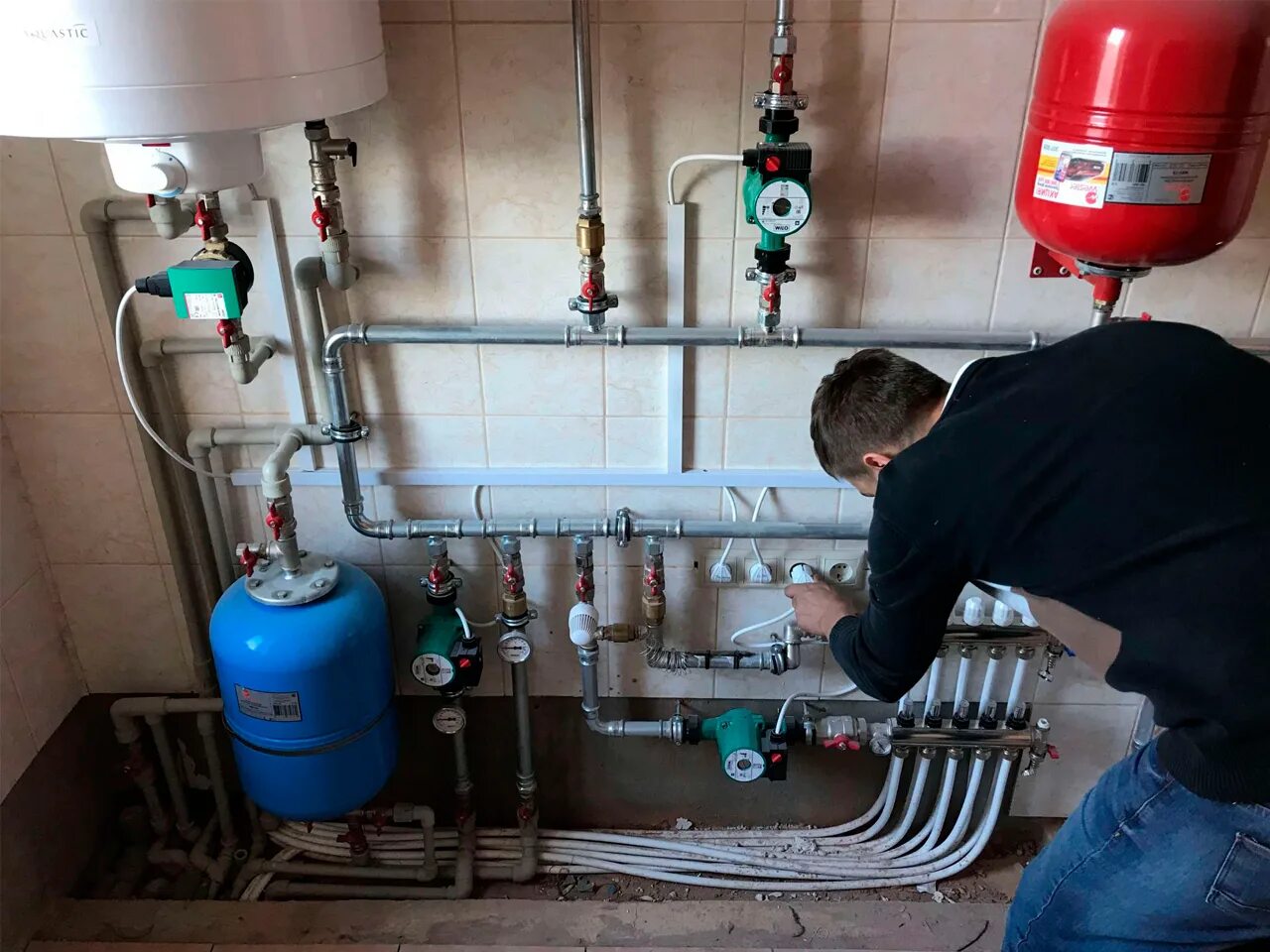 монтаж систем отопления. монтаж системы отопления в доме. монтаж отопления. сантехника водопровод. монтаж водоснабжения.