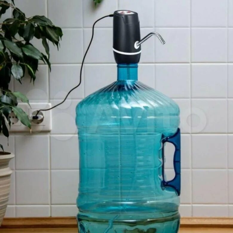 Помпа на 19 литровую бутыль. Баклажка с помпой 20 литров. Помпа для бутилированной воды 20 л. Помпа электро для бутылки 19л. Электрическая помпа-насос для бутилированной воды 19л.