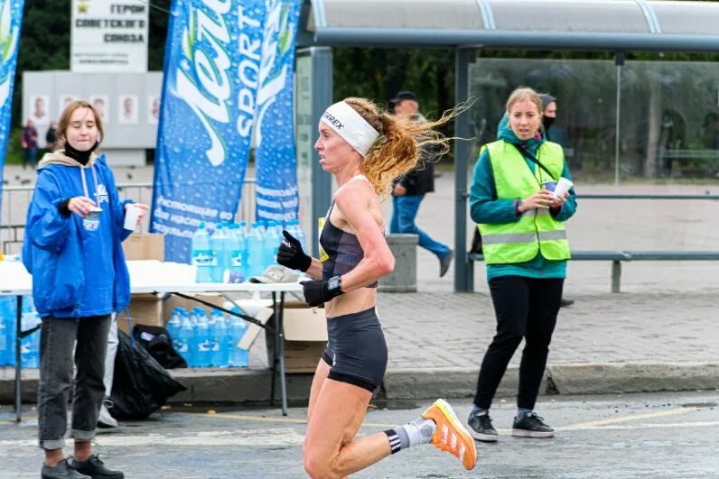 Марафон раевича в новосибирске. Бег объединяет. Полумарафон раевича. Спортивные праздники новосибирска. Фото с полумарафона раевича 2022 новосибирск.