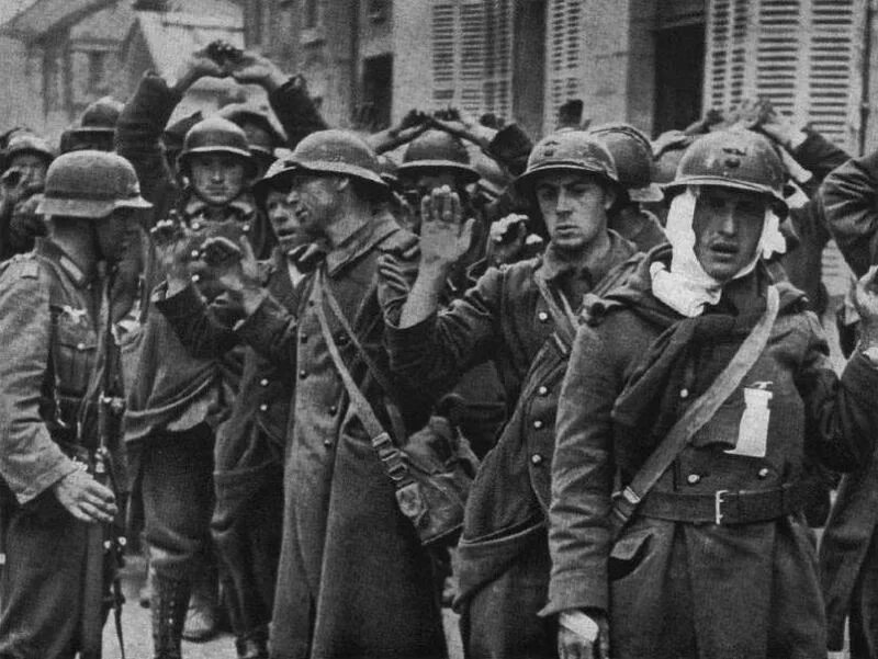 Немецкие солдаты во Франции 1940. Французские солдаты второй мировой войны 1940. Французская армия во второй мировой войне. Пленные французские солдаты 1940.