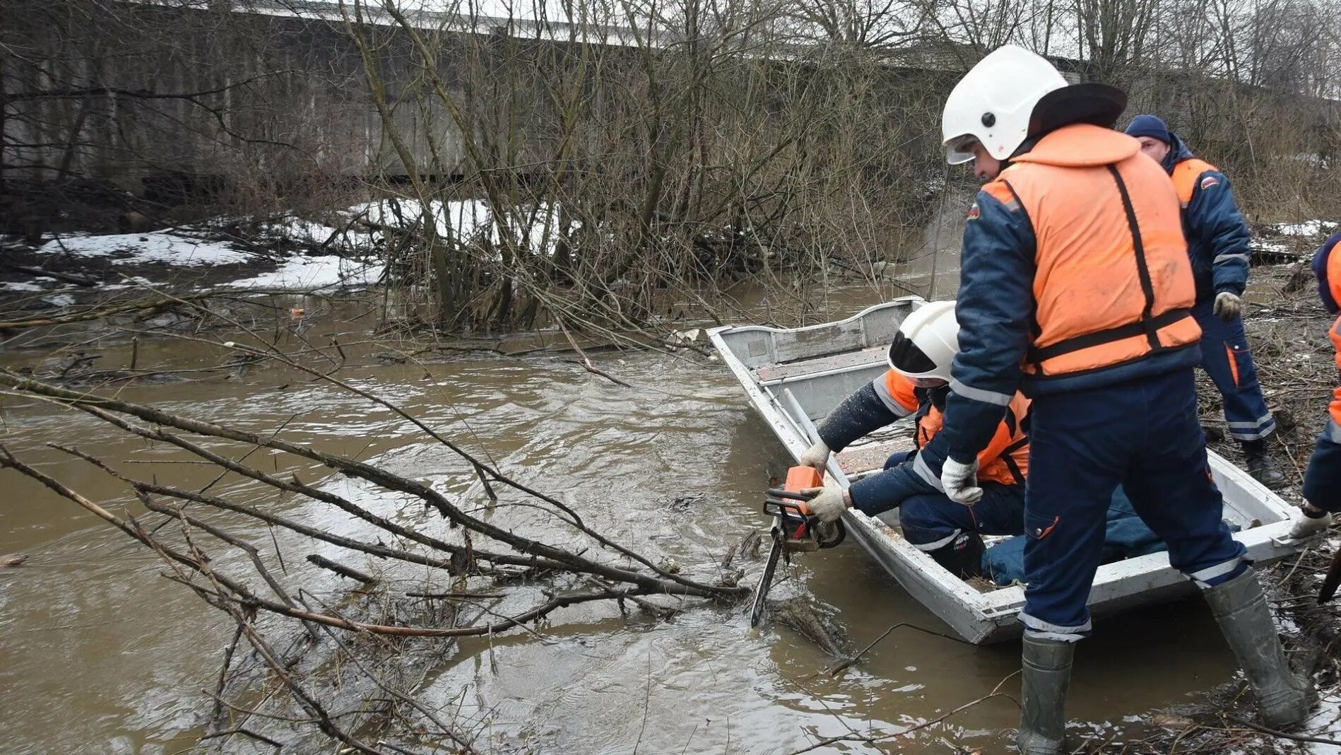 Паводок. В результате весеннего паводка. Весеннее половодье. Весенний ледоход на реке. Памятка по паводку в весенний период.
