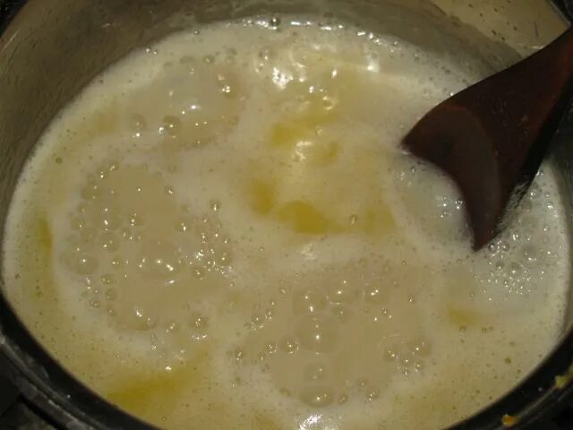 молоко свернулось. сгущенка из молока в мультиварке. домашняя сгущенка. сварить сгущенку в мультиварке. сгущёнка в домашних условиях из молока в мультиварке.