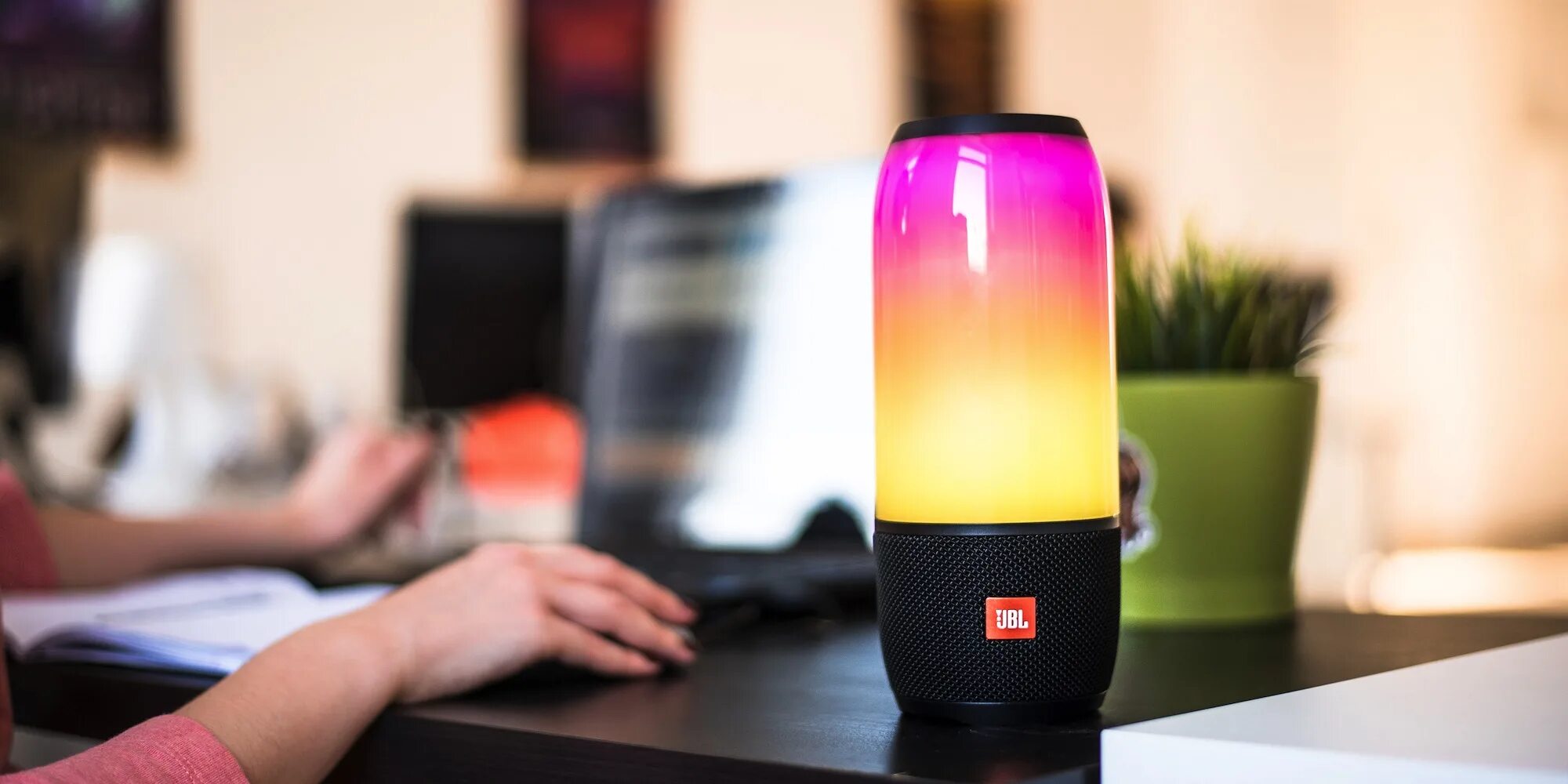 Jbl светится. JBL Pulse 3. Портативная Bluetooth-колонка JBL Pulse 3. Портативная колонка JBL Pulse. Блютуз колонка JBL Pulse 3.