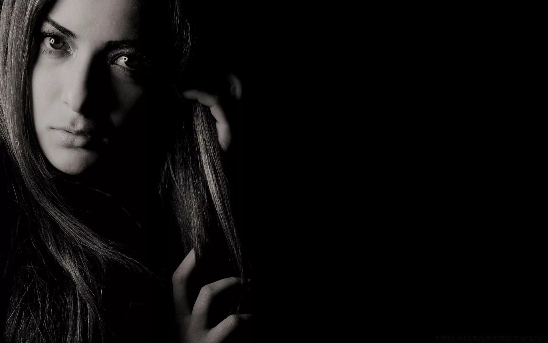 Черно белые обои для девочки. Темная девушка. портрет девушки на черном фоне. девушка чб. темный фон для портрета.