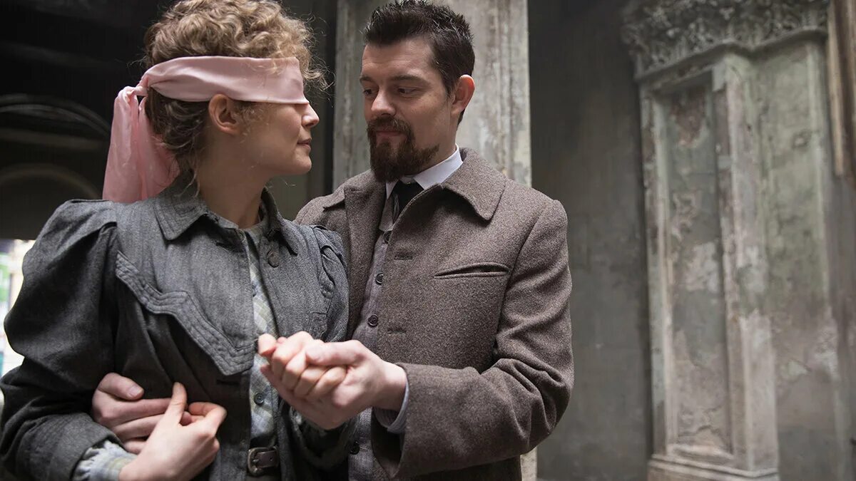 Розамунд пайк кюри. Маржан сатрапи). Опасный элемент фильм 2019. Опасный элемент (2019). Опасный 2019.