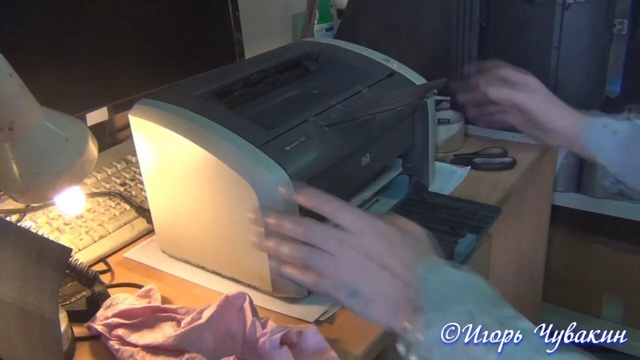 Принтер куосера черный лист печатает. Картридж печатает черный лист. Принтер печатает черную страницу. Лазерный принтер печатает черные листы. Черный лист hp1200.